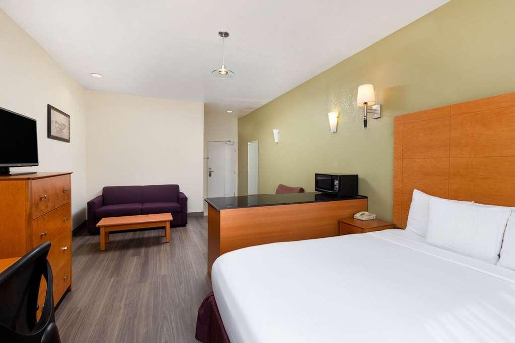 La Quinta By Wyndham Tulare Hotel Room photo