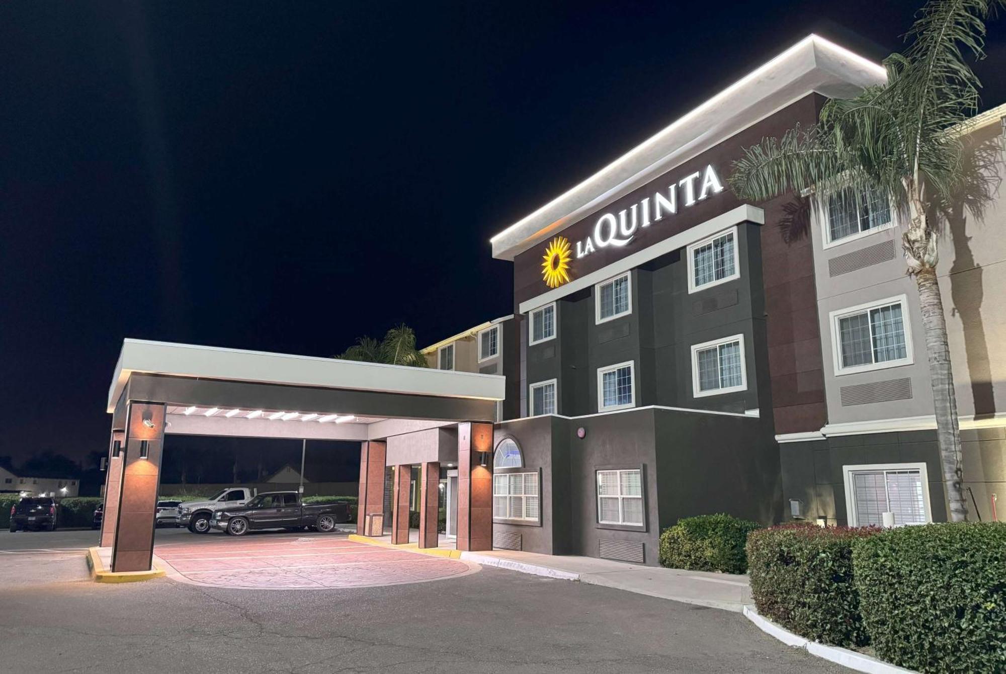 La Quinta By Wyndham Tulare Hotel Exterior photo